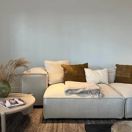 Gelijkvloers Met Prive Parking アパート