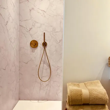 Gelijkvloers Met Prive Parking アパート クノック・ヘイスト